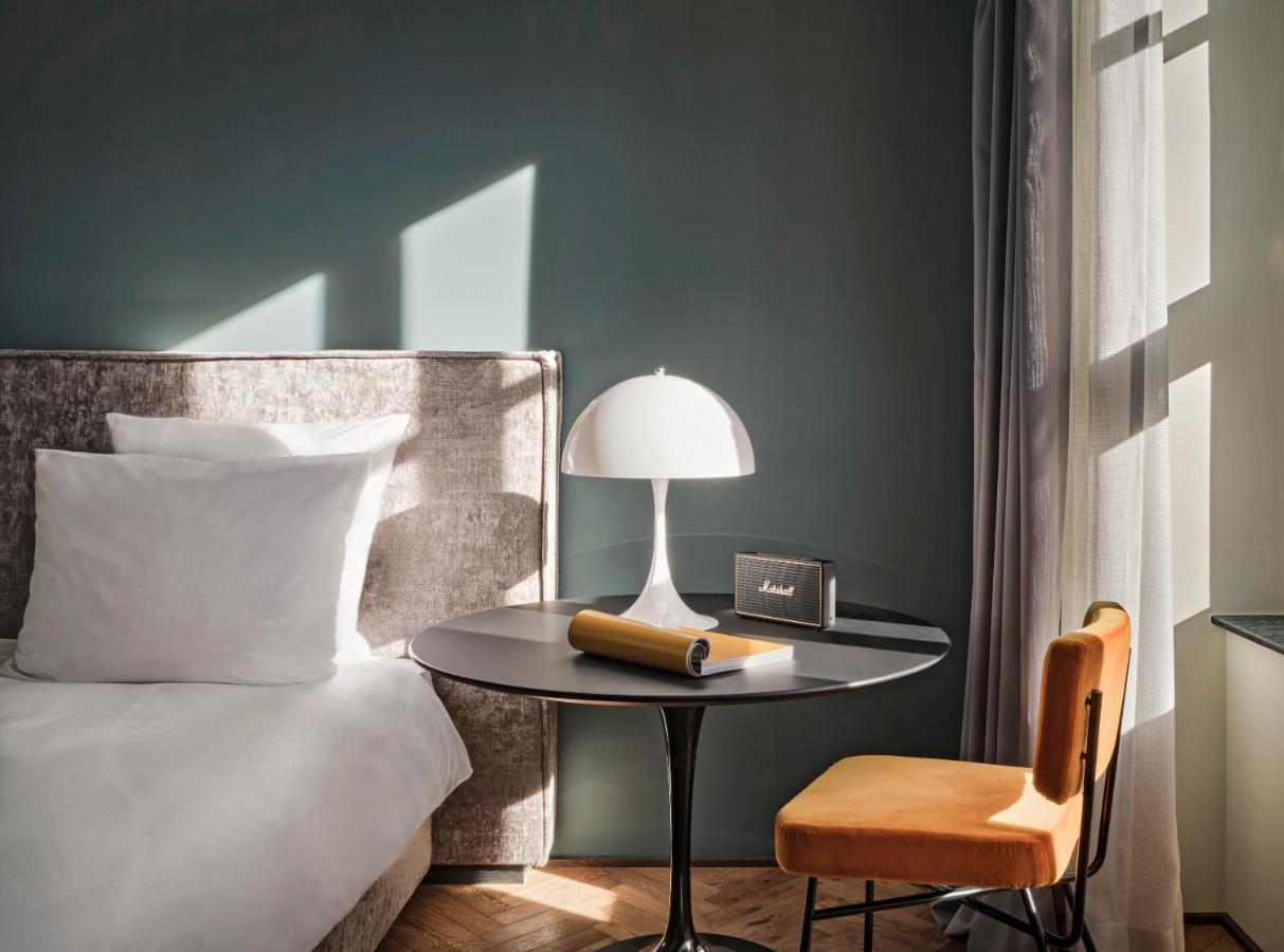 Sly Berlin Hotel Exterior foto A room at the hotel