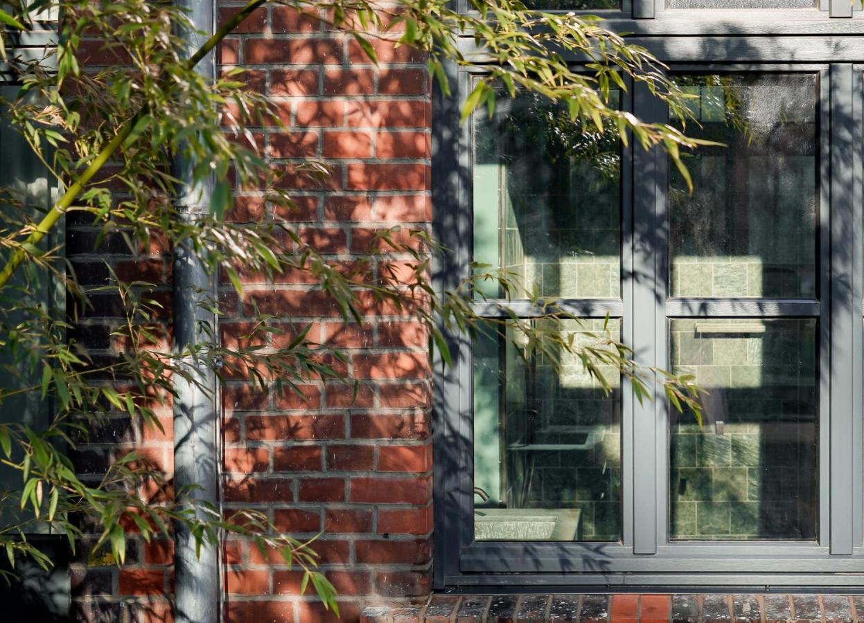 Sly Berlin Hotel Exterior foto A window in the house