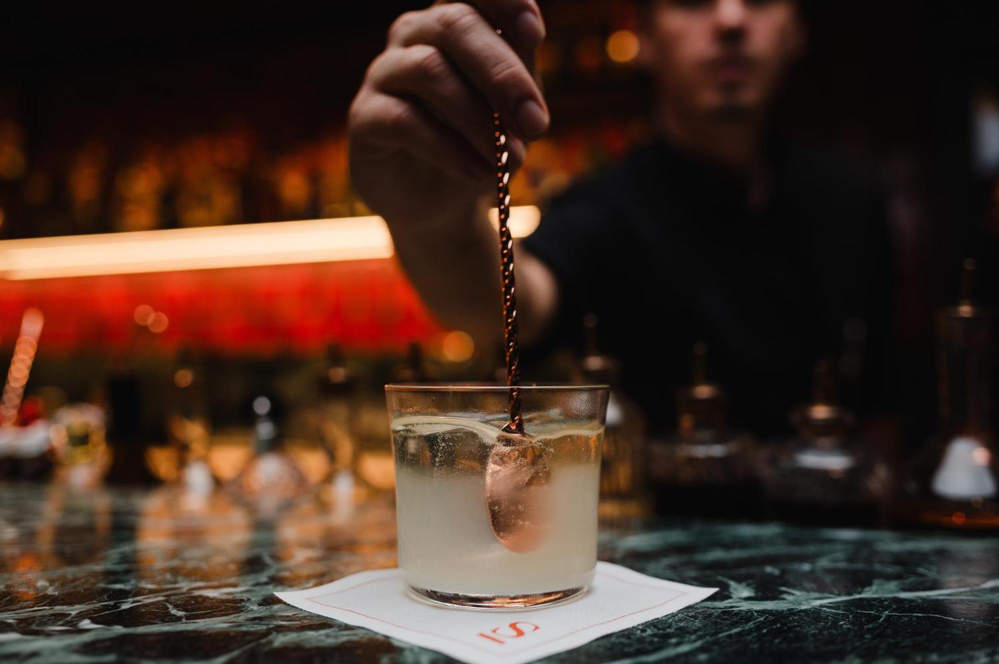 Sly Berlin Hotel Exterior foto A bartender adding a garnish to a cocktail