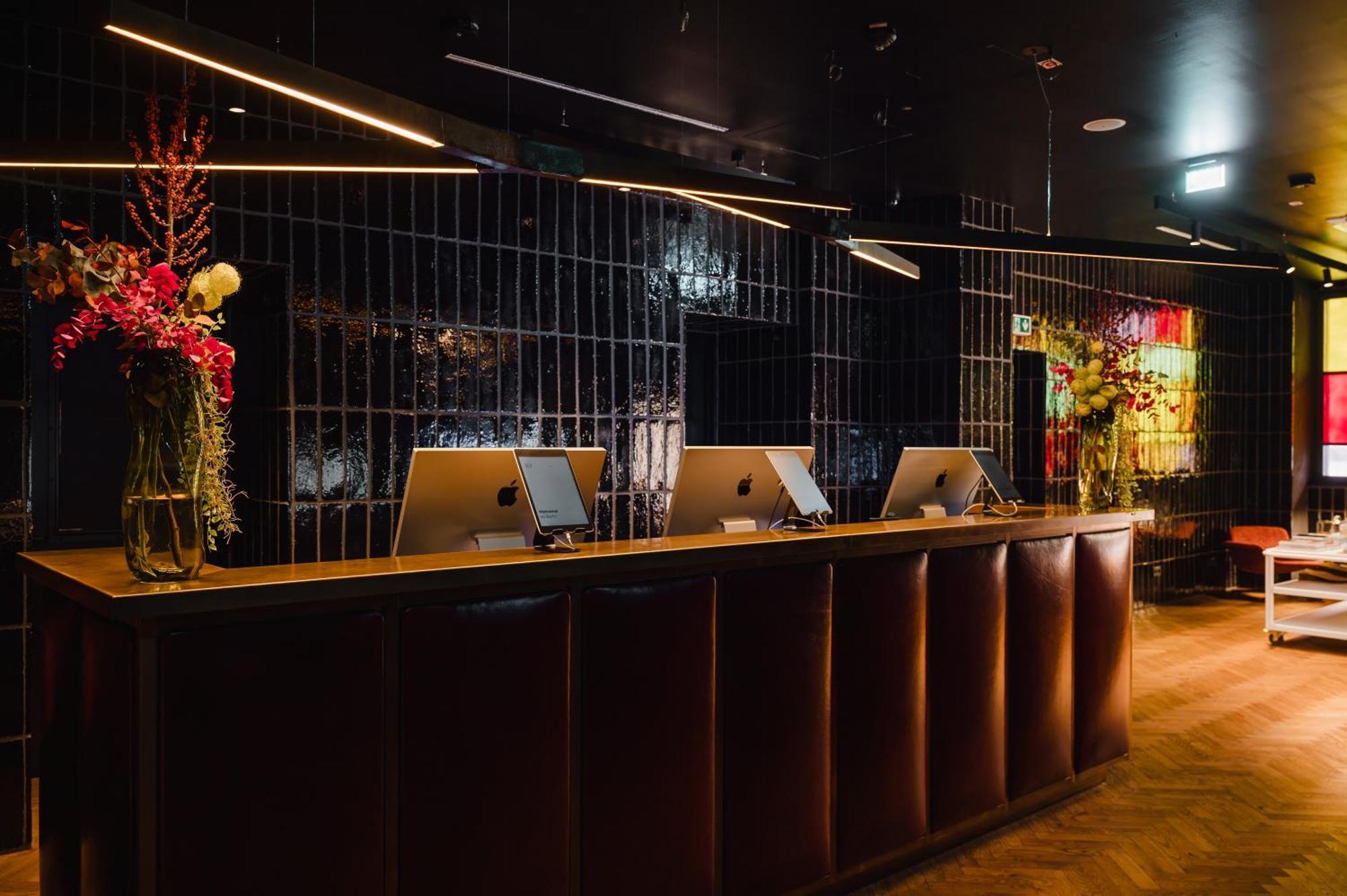 Sly Berlin Hotel Exterior foto The reception desk at the 2018-19 season