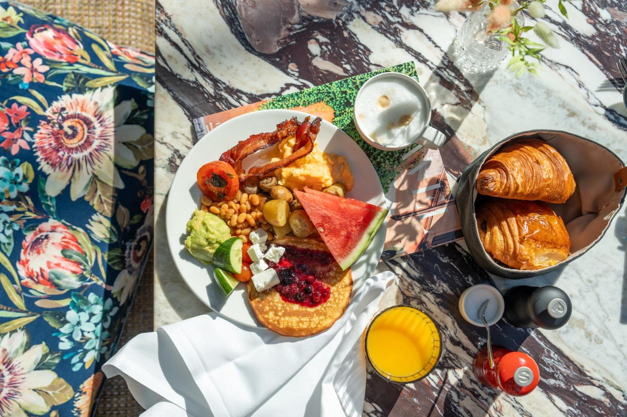 Sly Berlin Hotel Exterior foto Breakfast at the Cape of Good Hope