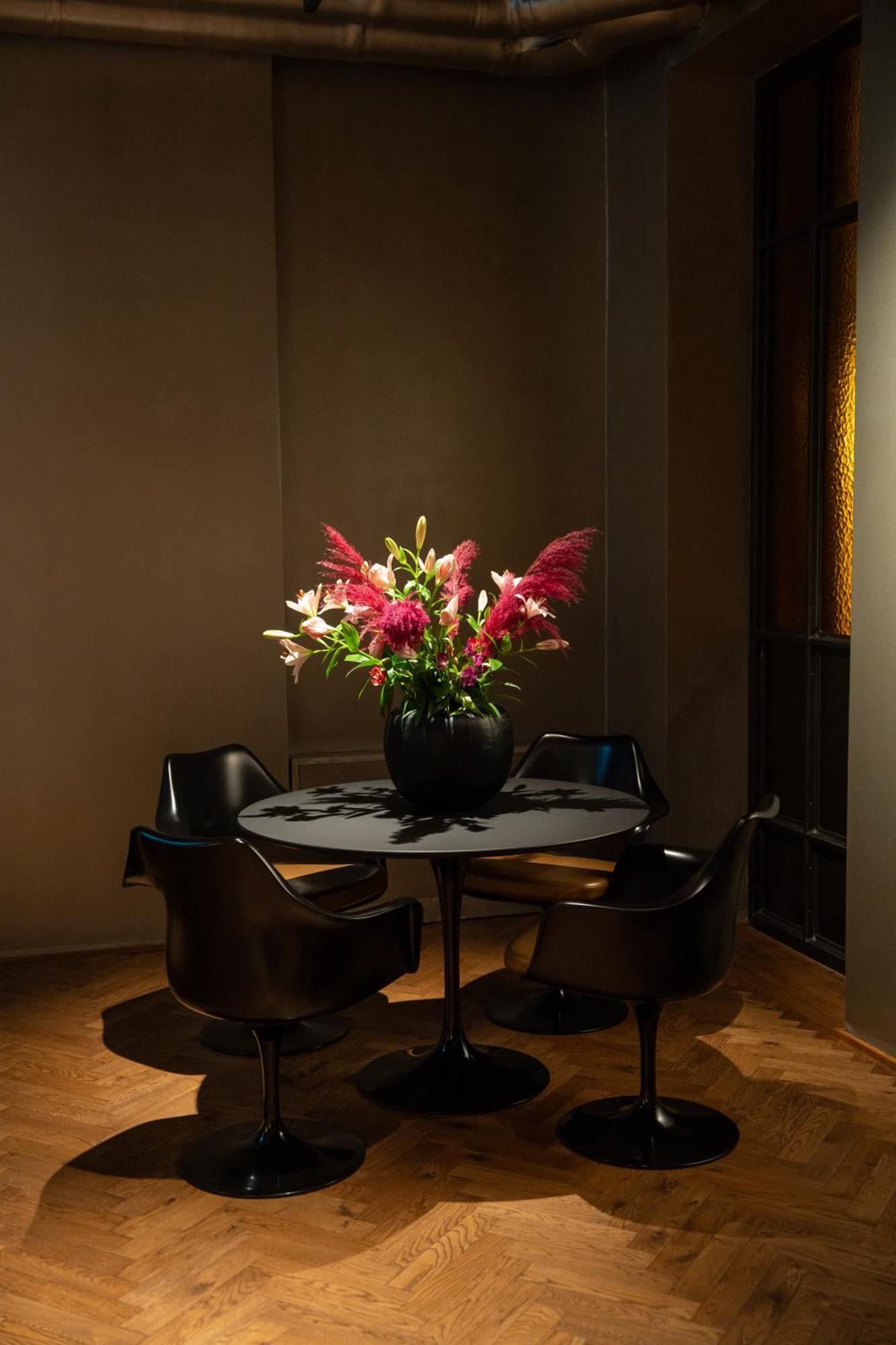 Sly Berlin Hotel Exterior foto A table with a flower arrangement