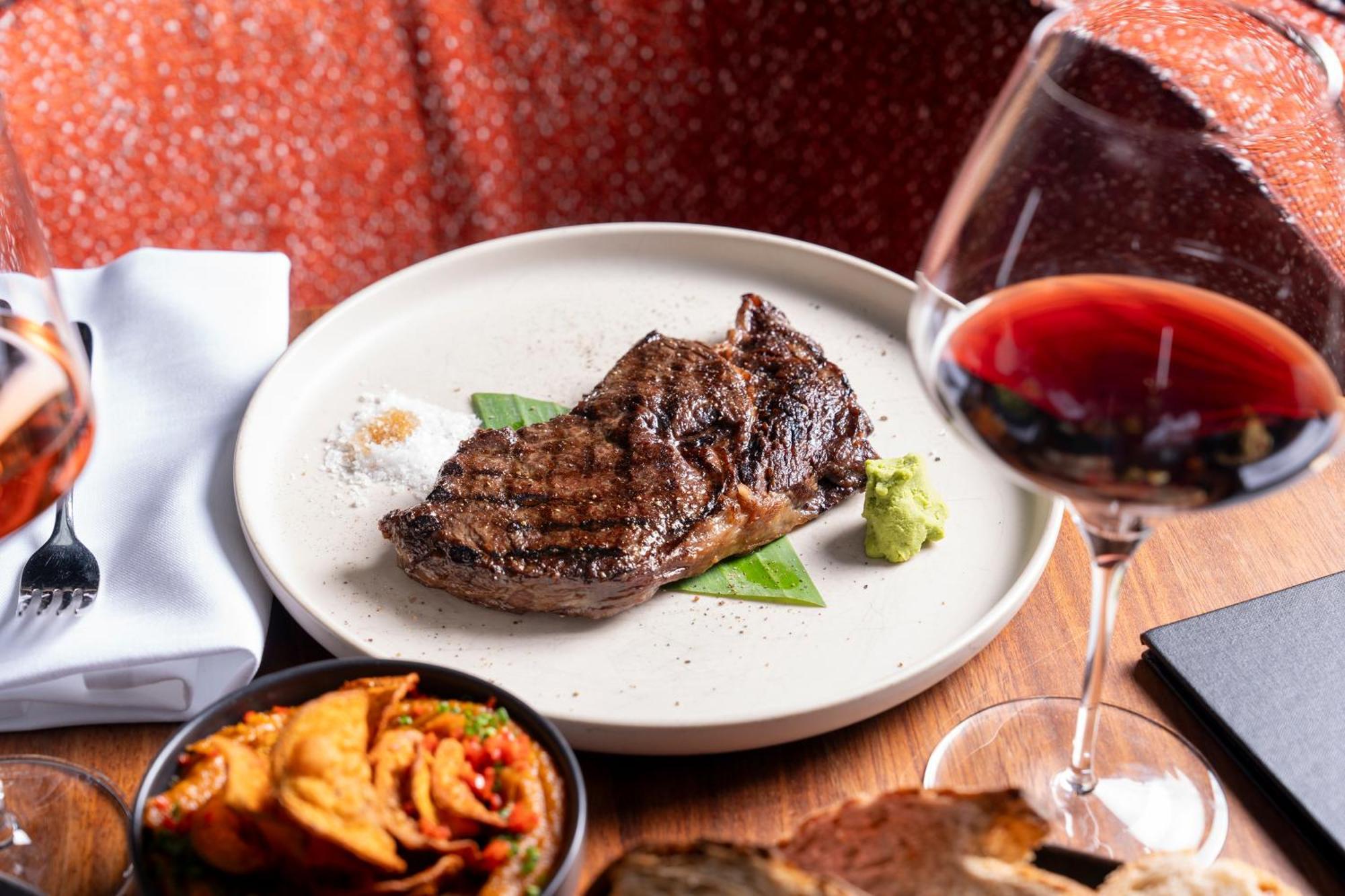 Sly Berlin Hotel Exterior foto A steak and wine dinner